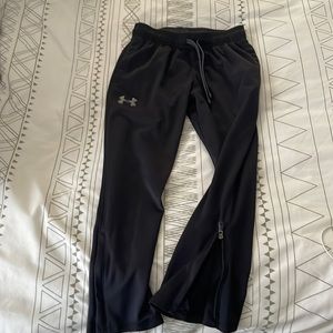 Under Armour boys jersey material warm ups. Youth small. Loose fit.